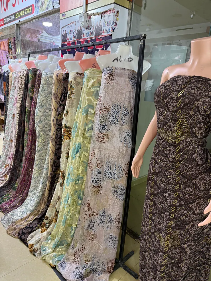 當地正式場合女性會穿的衣服（但外面還是會包）