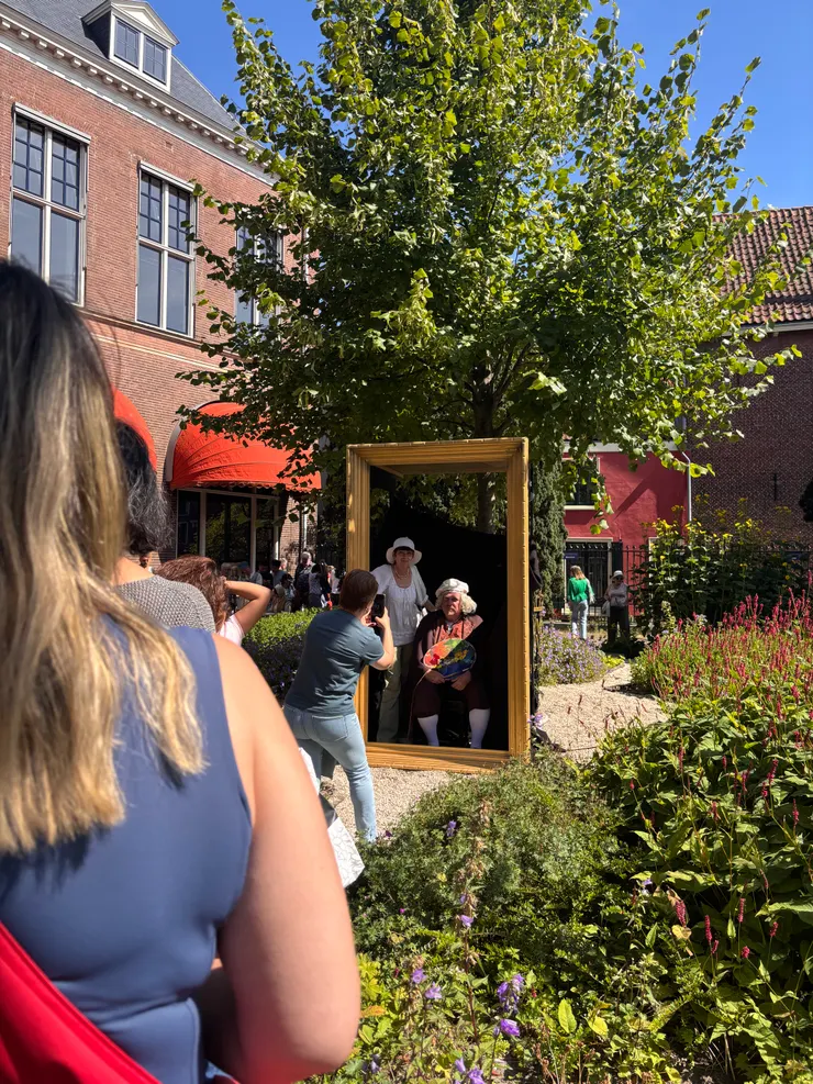 這是正在畫畫的林布蘭,接受大家合照