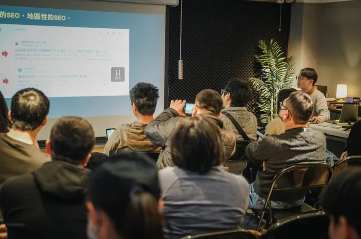 朱韋縉（第一排最右側）在數位行銷領域耕耘已久，也協助許多企業優化SEO。圖/漢提斯行銷提供