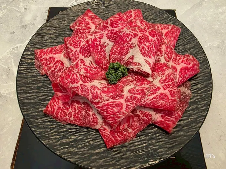 菜單上沒有，這款最新掃碼點餐才能看到，澳洲黑金巧克力和牛(好像是這名字吧?)，肉質軟嫩，香氣足。照片看起來偏小，實際大盤份量不少!