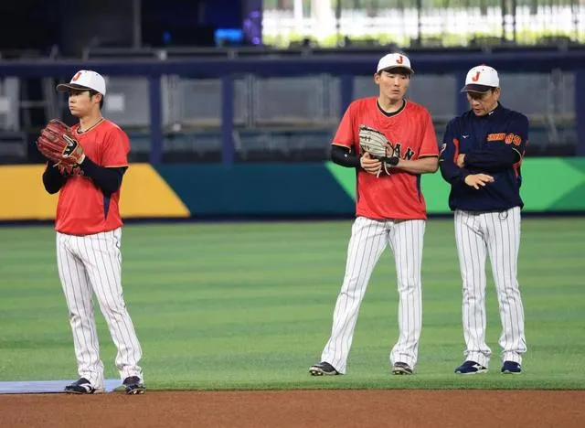 右1:栗山英樹 右2 :源田壯亮 左1:中野拓夢 