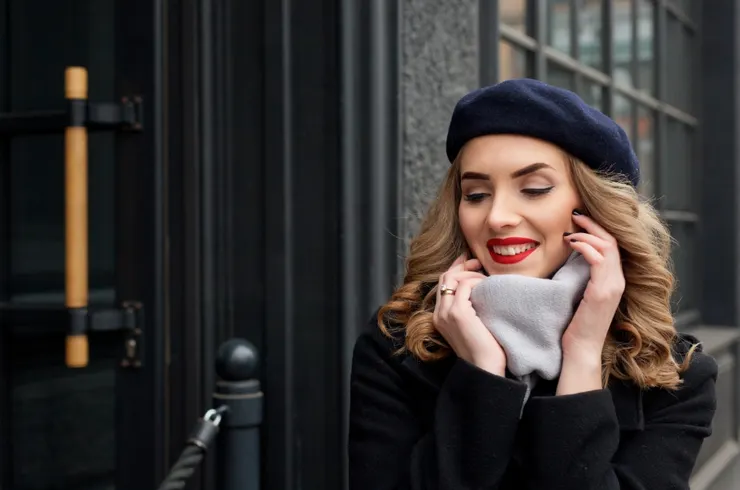 冬天我們會戴羊毛材質的圍巾和貝雷帽保暖，羊毛很暖，但是衣料的清潔照顧不能比照一般衣物。圖/123RF圖庫