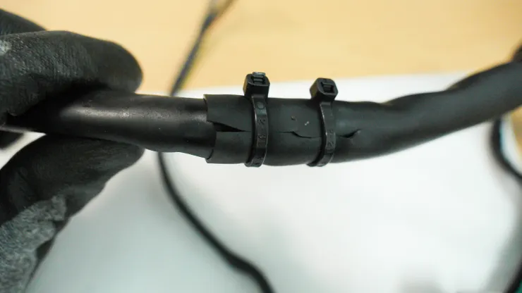 線組龜裂處,前車主以束帶固定