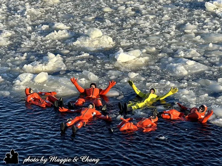 🦞變身極地龍蝦,跳進零度冰海! 穿上鮮紅保暖衣,在碎冰環繞的海面上漂浮——冰冷中帶著興奮,身體像在發抖,心卻是熱的!這就是破冰船旁最難忘的「泡海澡」❄️