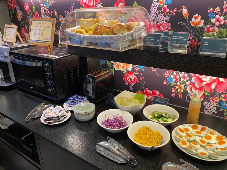 民宿早餐其實還不錯，但供應的時間比較晚