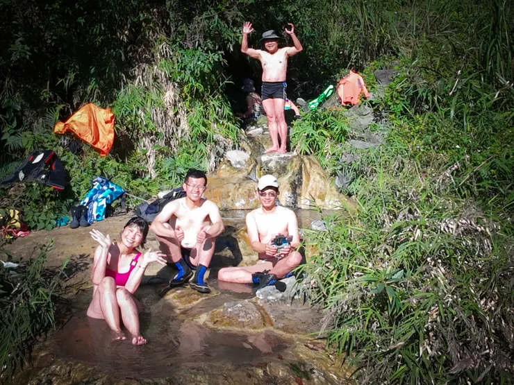 洞穴前的大合照