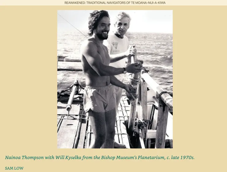 「Nainoa Thompson 和 Bishop 博物館的天文館講師 Will Kyselka，攝於 1970 年代。」 Image credit ©《Reawakened：Traditional navigators of Te Moana-nui-a-kiwa》- Chapter 2