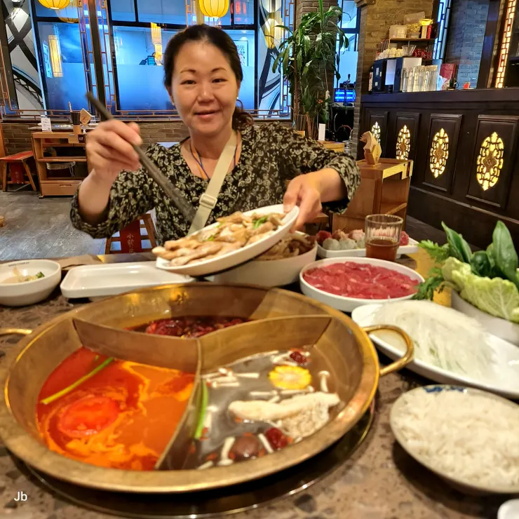 【在右岸第二區的小龍坎(Xiao Long Kan)老火鍋午餐！怡青認證，必屬美味。】