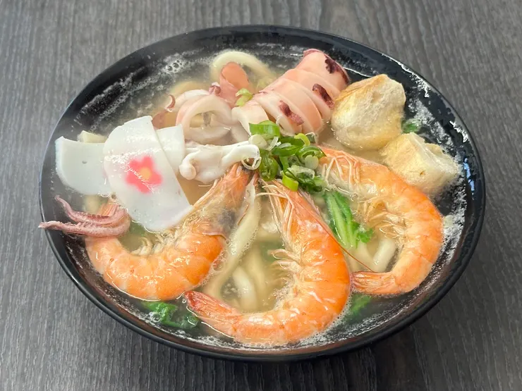 鮮蝦小卷鍋燒意麵:雖然沒有炸物,但配料十足非常澎湃,大蝦肉質紮實、味道鮮甜。