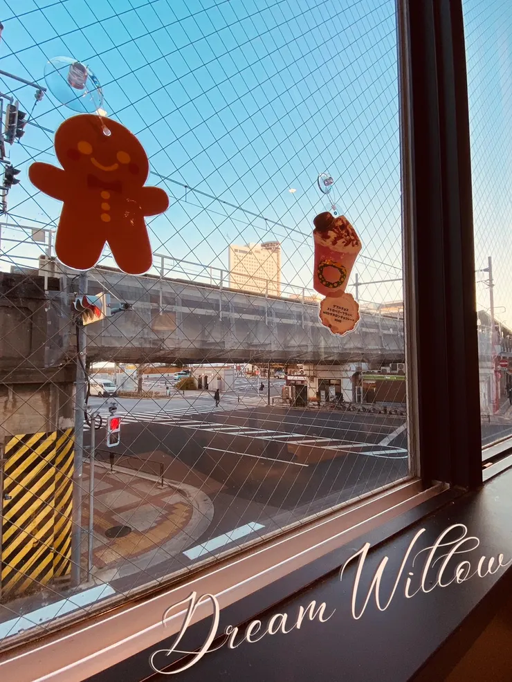 無奈地看著風景吃早餐