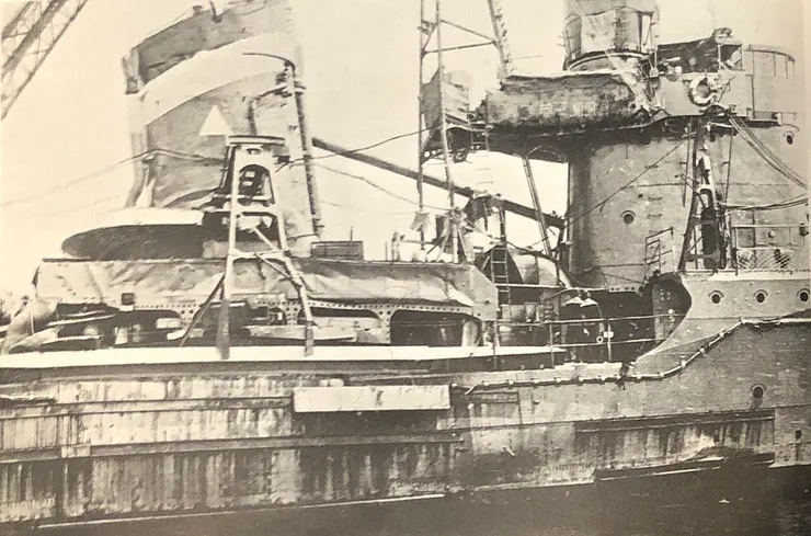 1943年4月，在舞鶴進行維修時拍攝的「卷波號」艦橋和上層建築