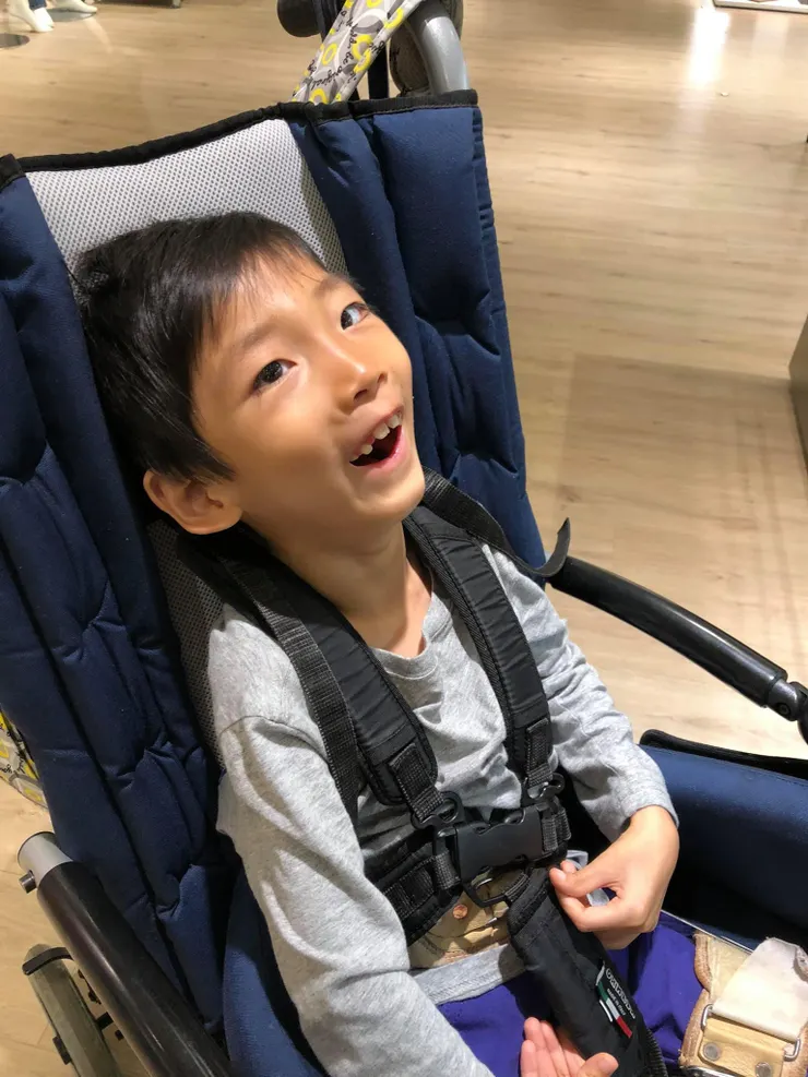 20191103天使祐聽故事的可愛神情~