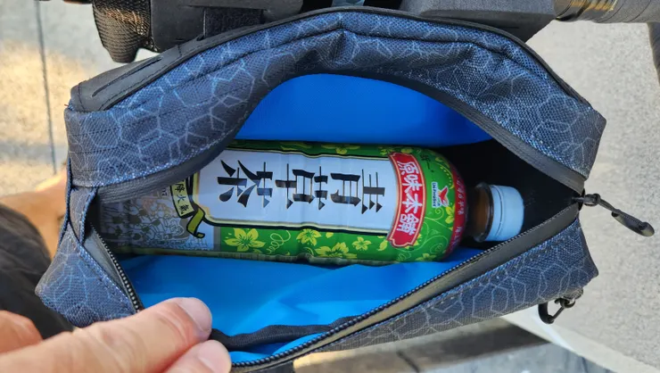 拿出青草茶來當比例尺，放上二瓶沒問題的！