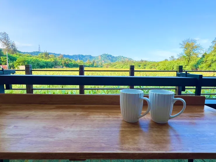 金門王老爺花園民宿的山景陽台房與高粱田