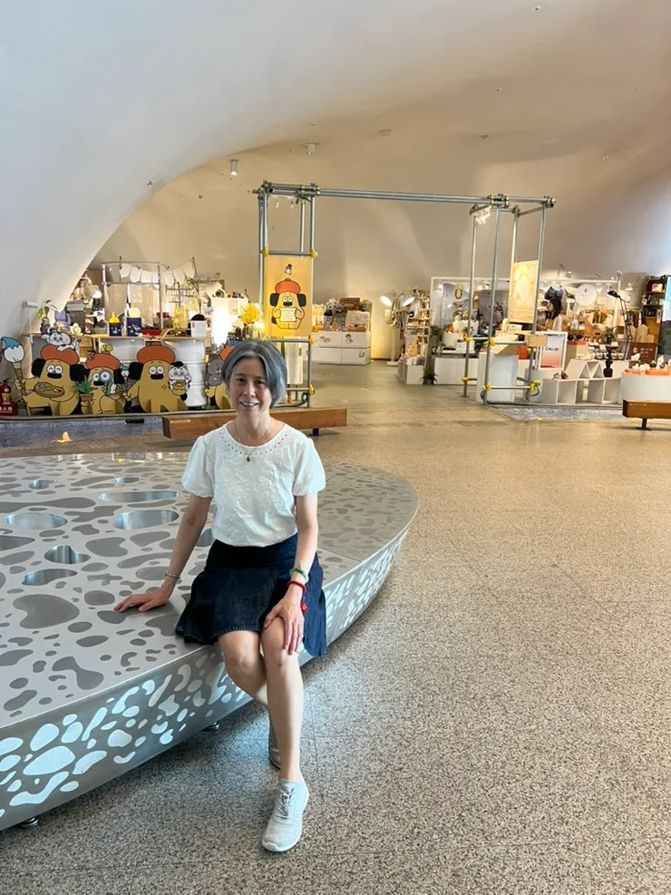 可坐著休息的平台的洞洞也都是不規則的形狀