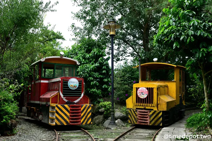 一紅一黃機關車相見歡，左邊往室內車庫