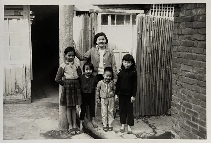 隔壁家的阿姨，我家與她家之間有條小黑巷，可以走到每戶人家的小小後院。