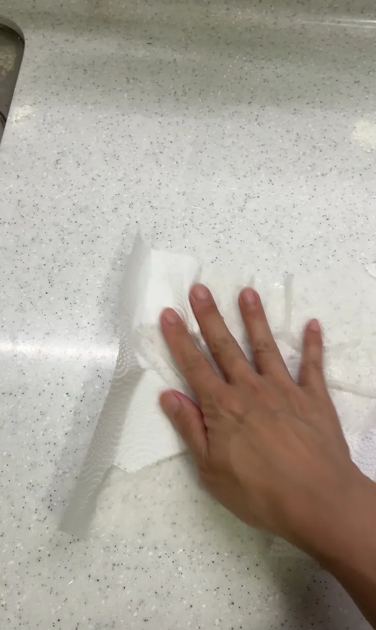 因為很濕，直接使用一整張來擦