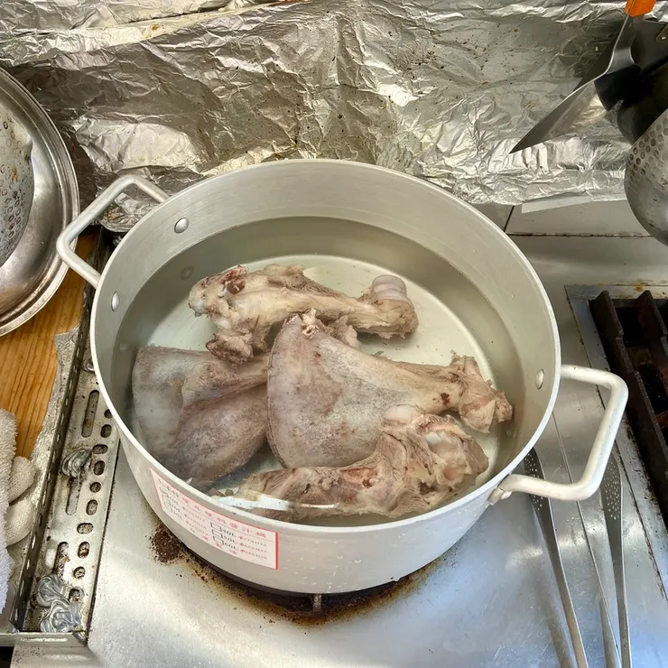 熬熬待補的豬骨高湯