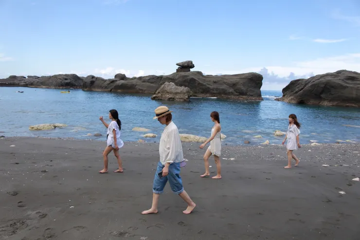 石雨傘有很多奇形怪狀的岩石，以及比較粗的沙礫岸，一樣可以下去玩水，但沒有地方沖澡上廁所。