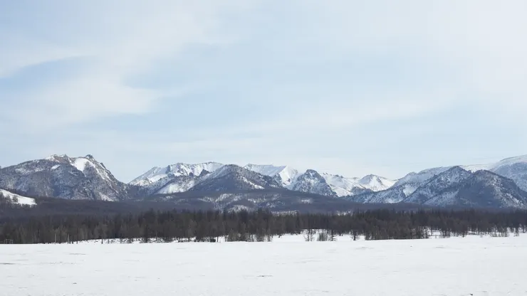 前方的雪山景