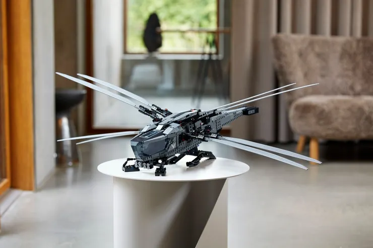 樂高 (LEGO) 去年特別推出亞崔迪皇家撲翼機 Dune Atreides Royal Ornithopter 飛行器樂高。很想要組一台放在家裡啊～