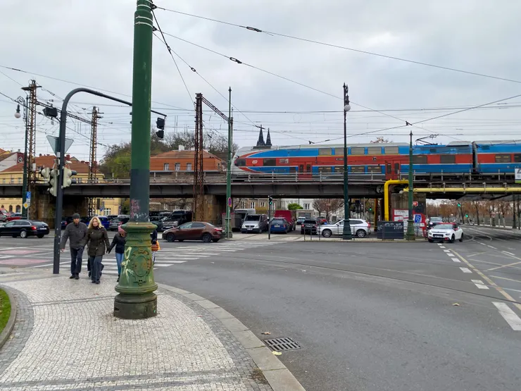 ▲火車通過鐵路橋，從布拉格西岸的 Smíchov 開往 Nusle Valley。