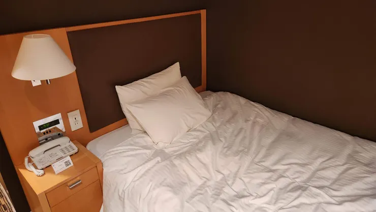 床設置得蠻矮的，從床上起來也沒什麼負擔