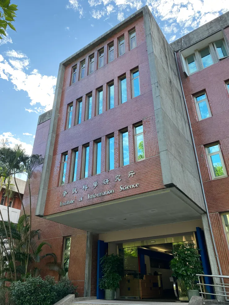 主入口上方突出的量體形成雨庇空間