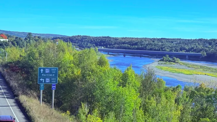 遊覽車只能走新橋，從新橋看哈特蘭廊橋。