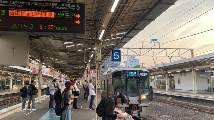 清晨一早人超多，JR和歌山站上車就近乎滿位