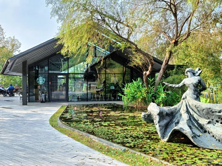 舞出生命力：星巴克淡水雲門門市前的雕像，充滿律動感