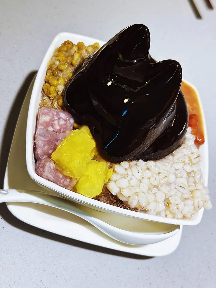 「銷魂黑貓警長二號」是配上綠豆、薏仁…等配料的傳統仙草凍，原本想點有彩色珍珠的黑貓警長，可惜珍珠賣完了🥲