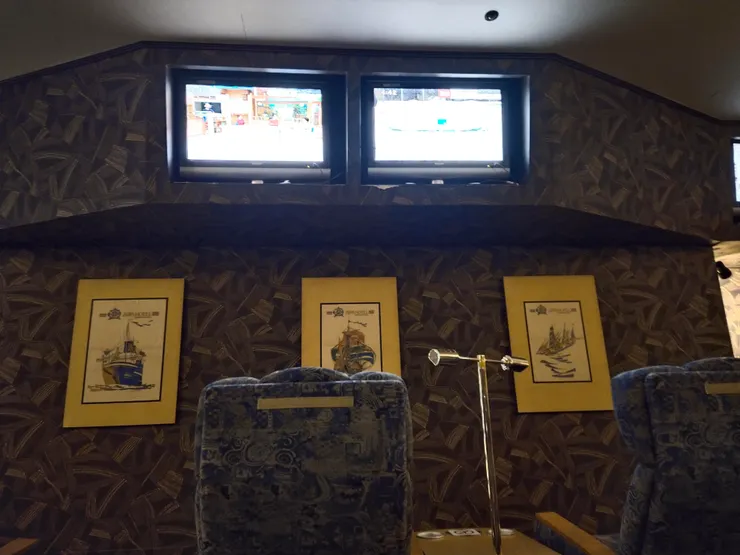 前面有幾台電視可看