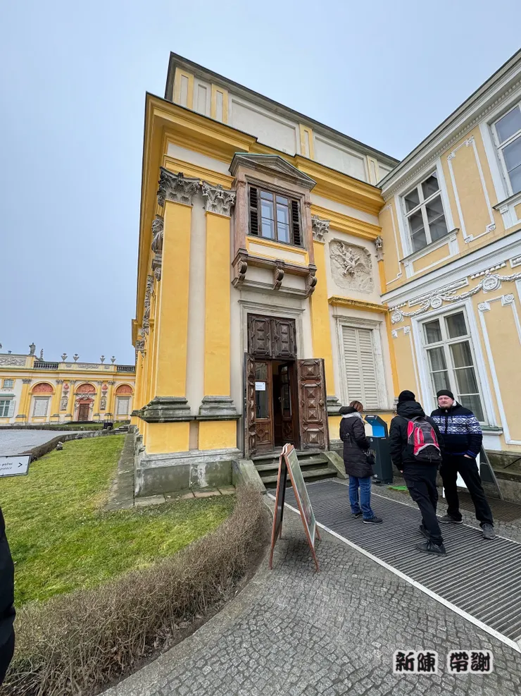 進去後逛一大圈，看到有人在這建築物前排隊，才知道參觀入口在這邊