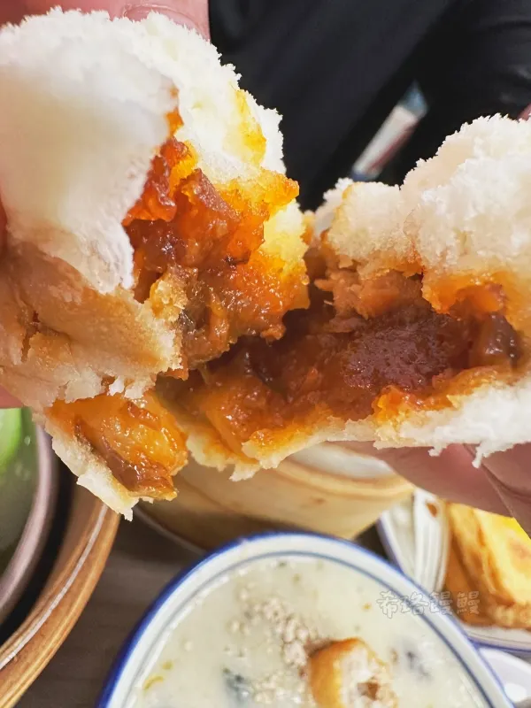 甜甜的蜜汁叉燒泥爛多汁，晶亮亮地誘惑人食欲大開，外皮口感輕薄，不像一般厚皮包子乾乾黏黏，絲毫不影響叉燒入口即化的美味。