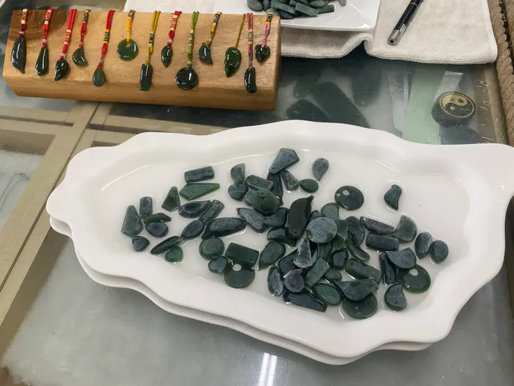 還沒打磨拋光的玉石