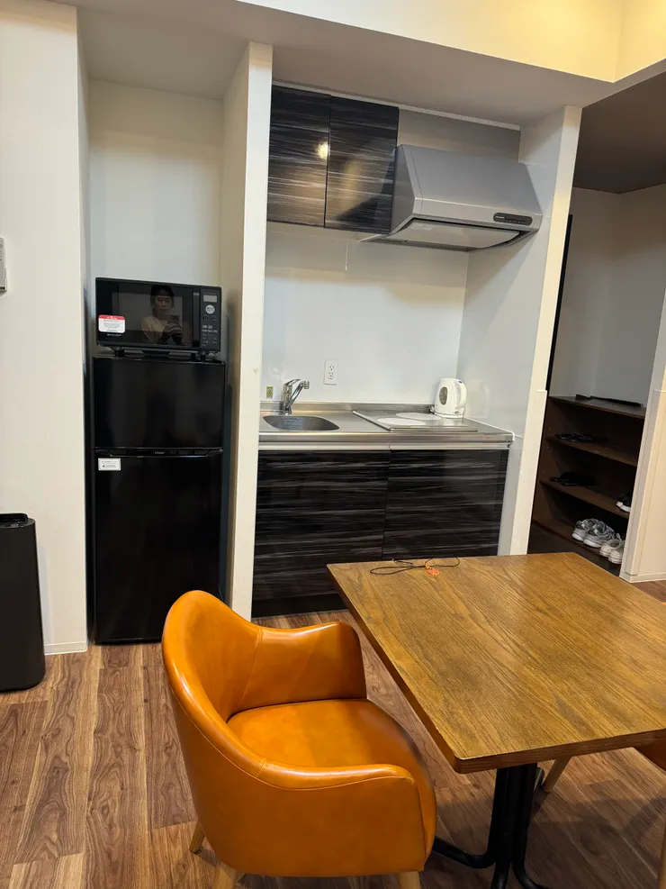 豪華雙人房帶有小客廳,附有冰箱跟簡易廚房