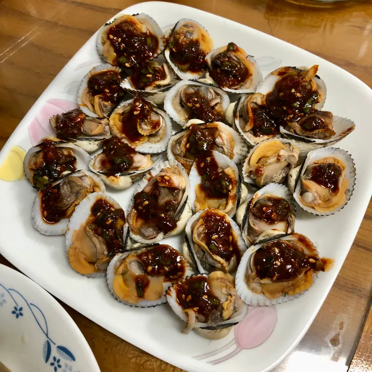 涼拌泥蚶(꼬막무침)_吃起來像縮小版孔雀蛤，重點在蒜泥醬料很下飯