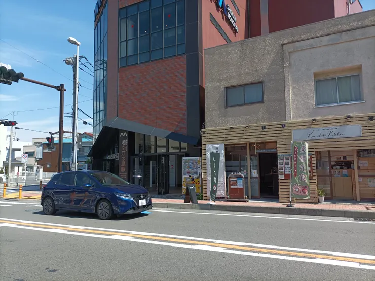 江之島線江之島站出口，拍攝日陽光猛烈，不太能看清楚，有車擋在前也看不見