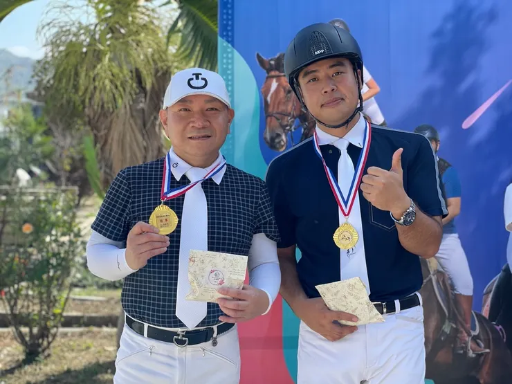 左-程俊昇執行長,右-山海觀教練謝騰賢(台中汗王馬場參賽)