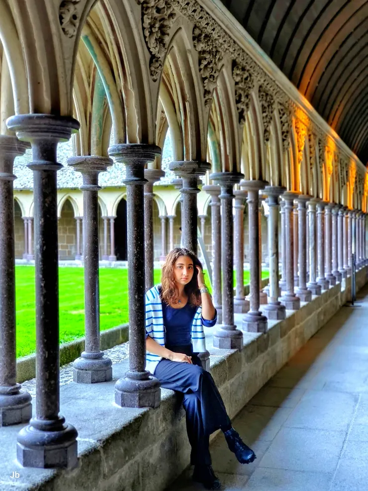 【迴廊不見修士沉思惟聞遊客讚聲！令人嘆為觀止的修道院迴廊，到處都很好拍。這張最巧，女孩剛好看向鏡頭，就像她是模特兒，然後她的臉讓我想起蒙娜麗莎...。】