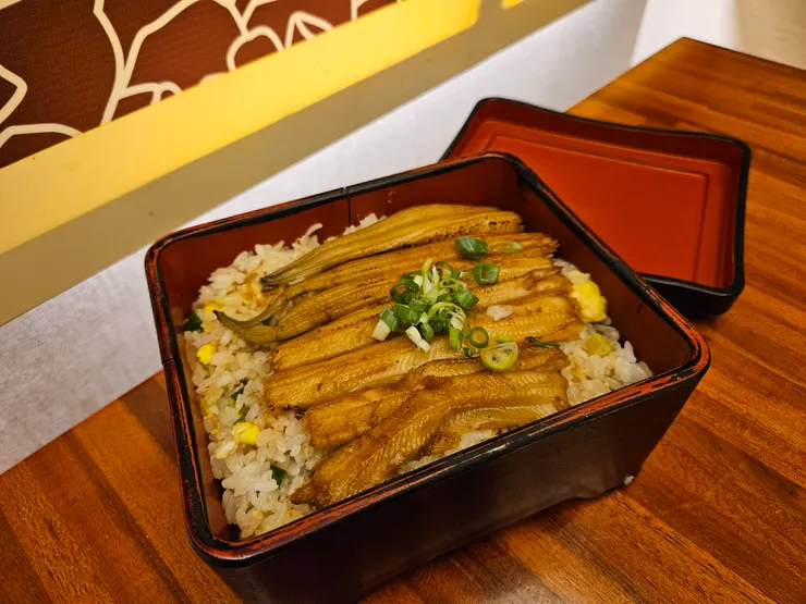 粒粒分明、有著蔥香和蛋香的金黃炒飯,上面滿滿鋪著肉質細嫩的星鰻,香氣撲鼻!