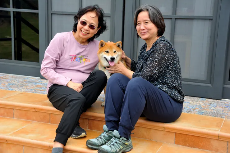 【太郎好客，客人愛牠，女眷們尤爭與合影，你看牠笑得...】