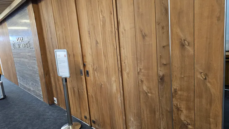 華航貴賓室大門緊閉的樣子!是很美的木門!