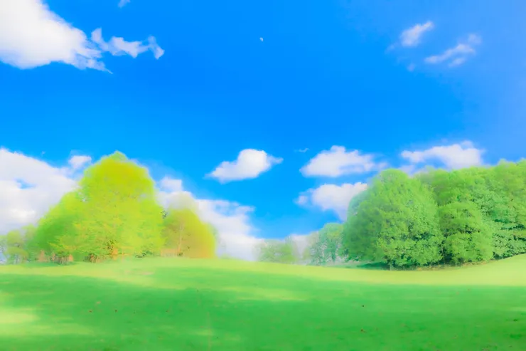 小山坳處的藍天綠地與白雲