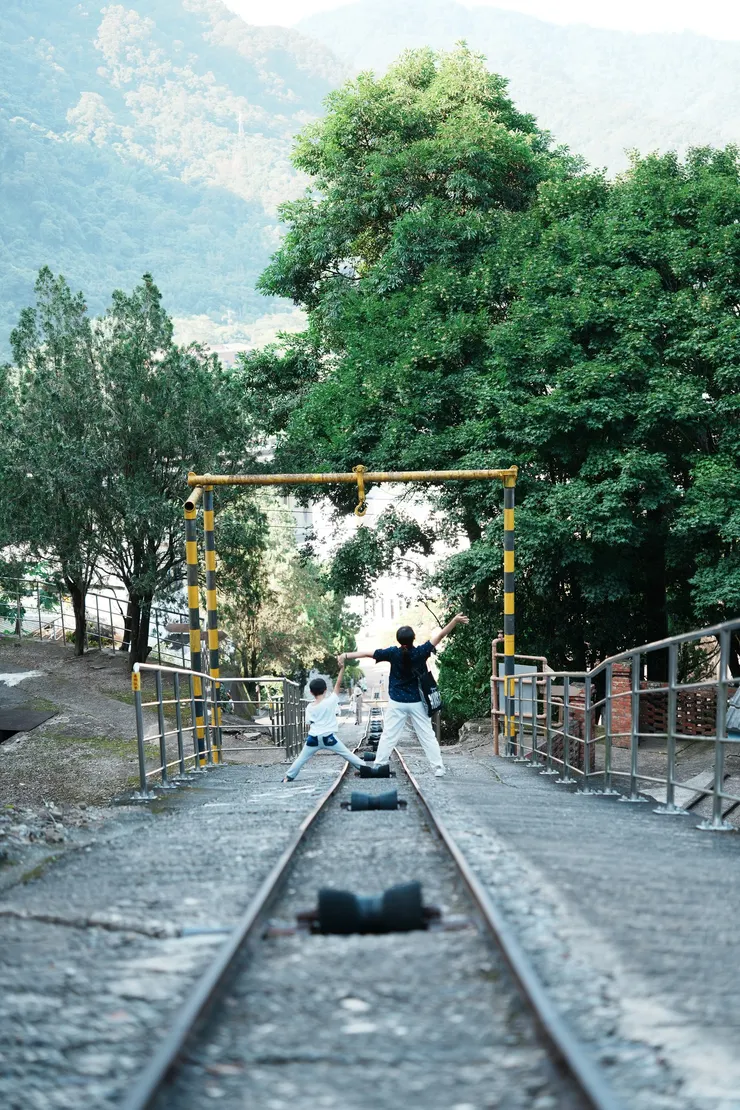 1929年出磺坑鋪設了地軌纜車的線路，主要用於支援出磺坑油氣開採作業。