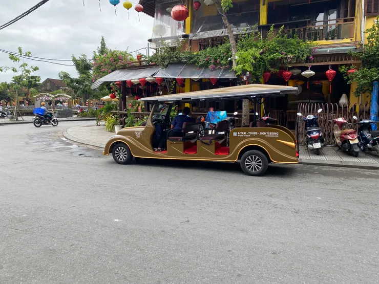 這個被我稱為長型禮車的，其實就是會安境內專門提供觀光客服務的shttle bus