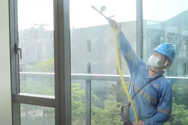 一名正在測試窗戶防水措施的工人-正在測試一個窗戶的防水
