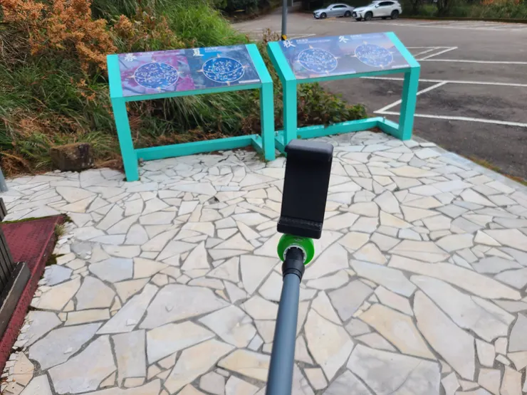 土炮自拍棒(登山杖加架子)，但整個行程很少用到覺得還是不好用。孔徑沒有很合，會一直滑動。